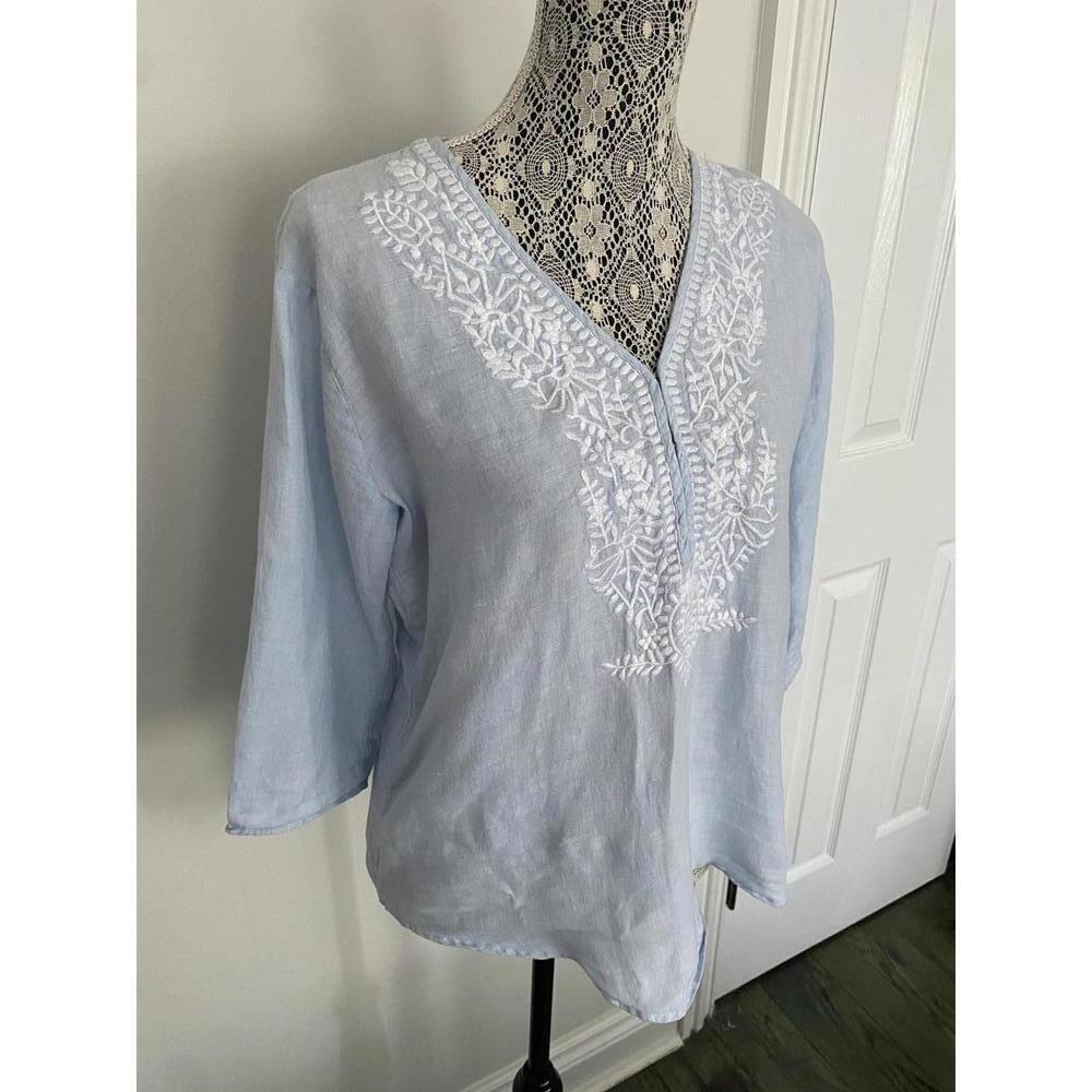 Saks fifth avenue light blue linen embroidered floral coastal 3/4 sleeve top M/L - Picture 3 of 5